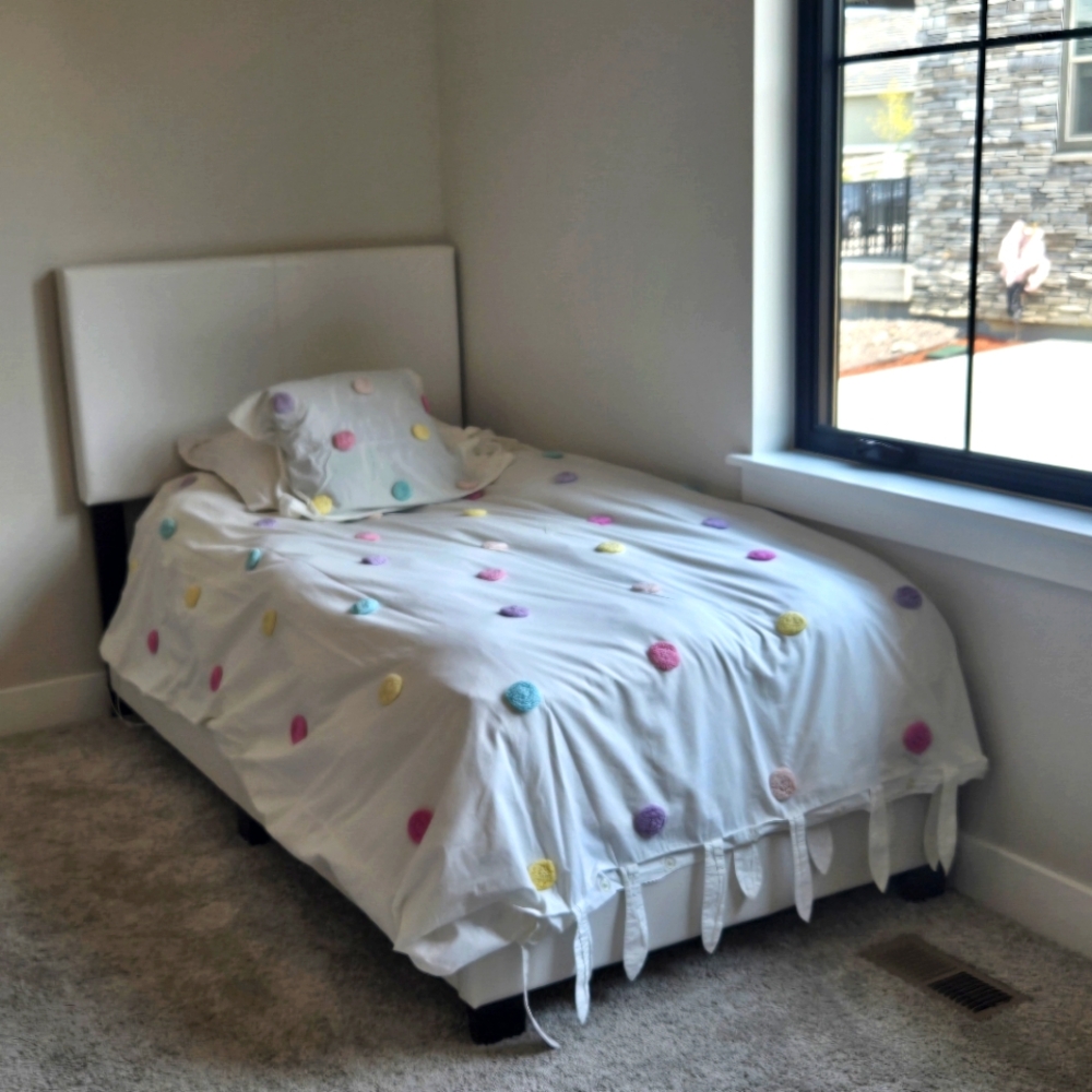 Zoey Pom-pom Duvet Cover. TWIN size.